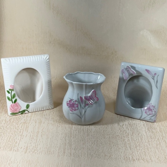 Vintage Floral Ceramic Vase and Frames Butterflies and Flowers - Picture 16 of 16